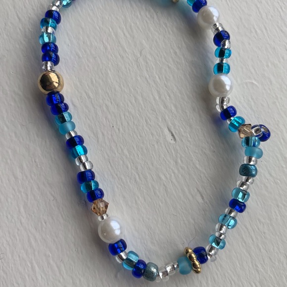 Blue and white toned seed bead bracelet white pearls gold beads stretchy - Picture 6 of 6